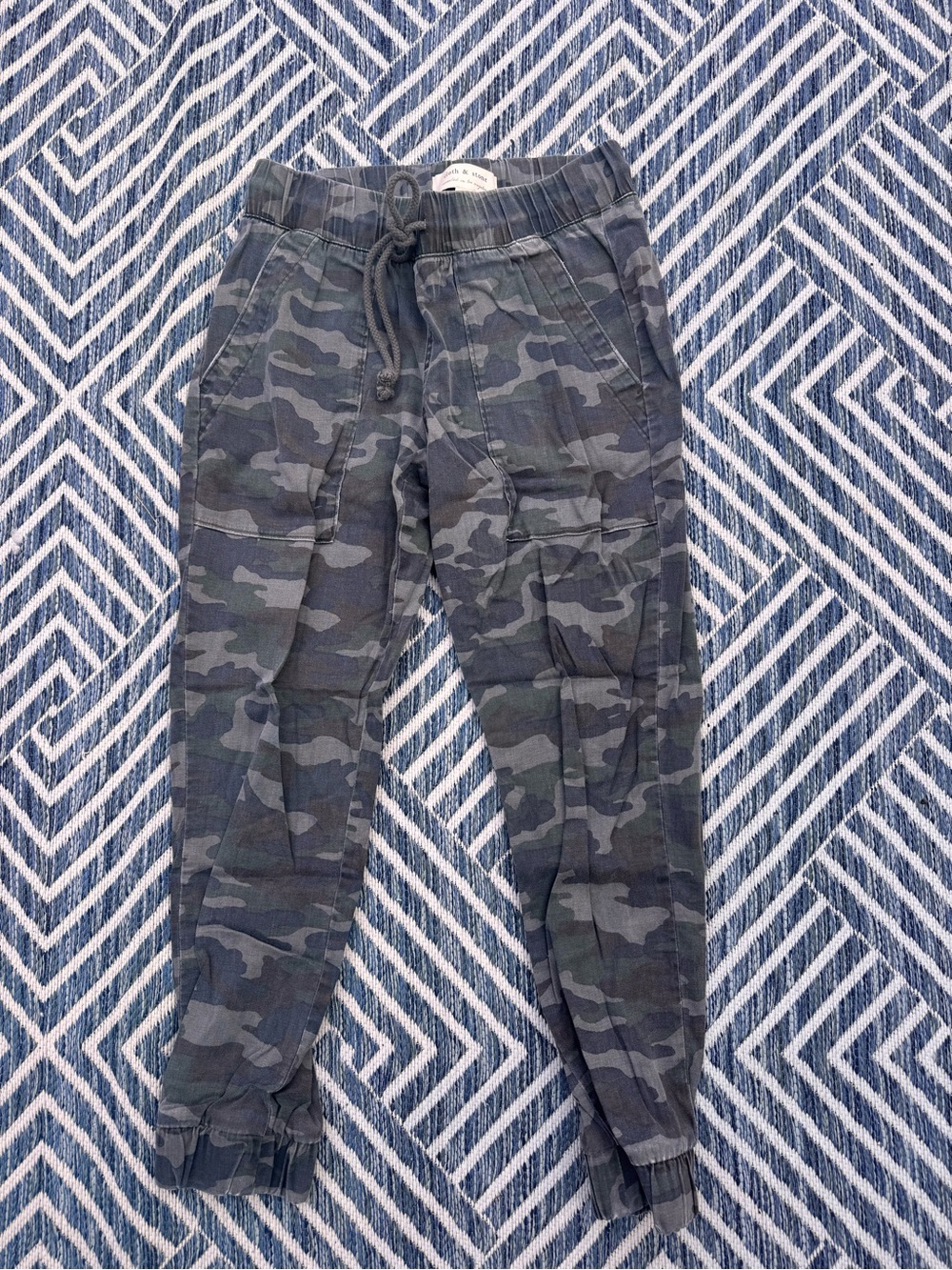 cloth & stone Women’s Camo Jogger Pants in Grey and Green